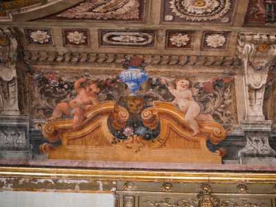 ...assieme a putti tra vasi di fiori